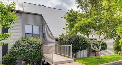 Charming 3bed 3 bath Lakeway Retreat with Patio and Resort-Style amenities