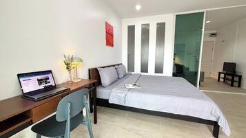 Desk, iron/ironing board, WiFi, bed sheets