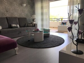 Smart-tv, böcker och en stereo