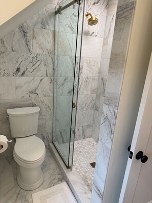 Dusche, Haartrockner, Bidet, Handtücher