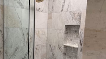Regadera, secadora de cabello, bidet, toallas