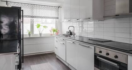 Fully Renovated 4BR Home With Modern Kitchen