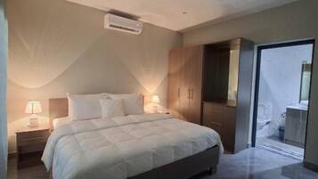 Tabla de planchar con plancha, wifi y ropa de cama