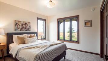 4 Schlafzimmer, Schreibtisch, Bügeleisen/Bügelbrett, Reisekinderbett