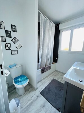 Shower, hair dryer, towels, soap - House city&ocean&forest (Saint-Vincent-de-Tyrosse)