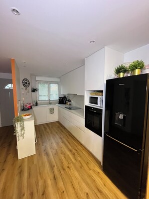 Fridge, microwave, oven, stovetop - House city&ocean&forest (Saint-Vincent-de-Tyrosse)