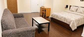 Spacious Affordable Private Suite| Ensuite Bath | Free Parking | Pearson Airport