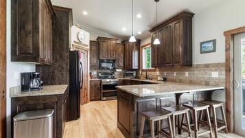 Fridge, microwave, stovetop, dishwasher