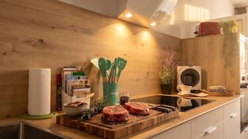 Frigorífico, microondas, horno y placa de cocina