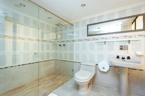 Regadera, toallas, jabón, papel de baño 