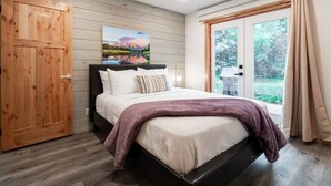 1 bedroom, desk, iron/ironing board, travel cot - Alpenhaus Ski Jackson & Targhee. GTNP, Yellowstone (Victor)