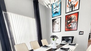 Un comedor moderno con una larga mesa, sillas y decoración temática de Star Wars.