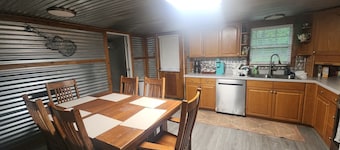 Peaceful 2-bedroom house, pet friendly in charming Granbury