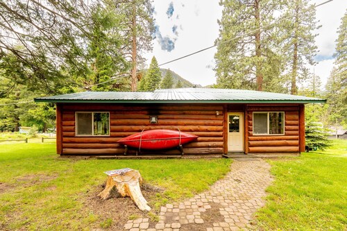 Family Lodge Retreat Steps from Wallowa Lake