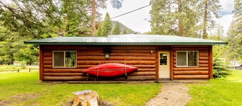 Family Lodge Retreat Steps from Wallowa Lake