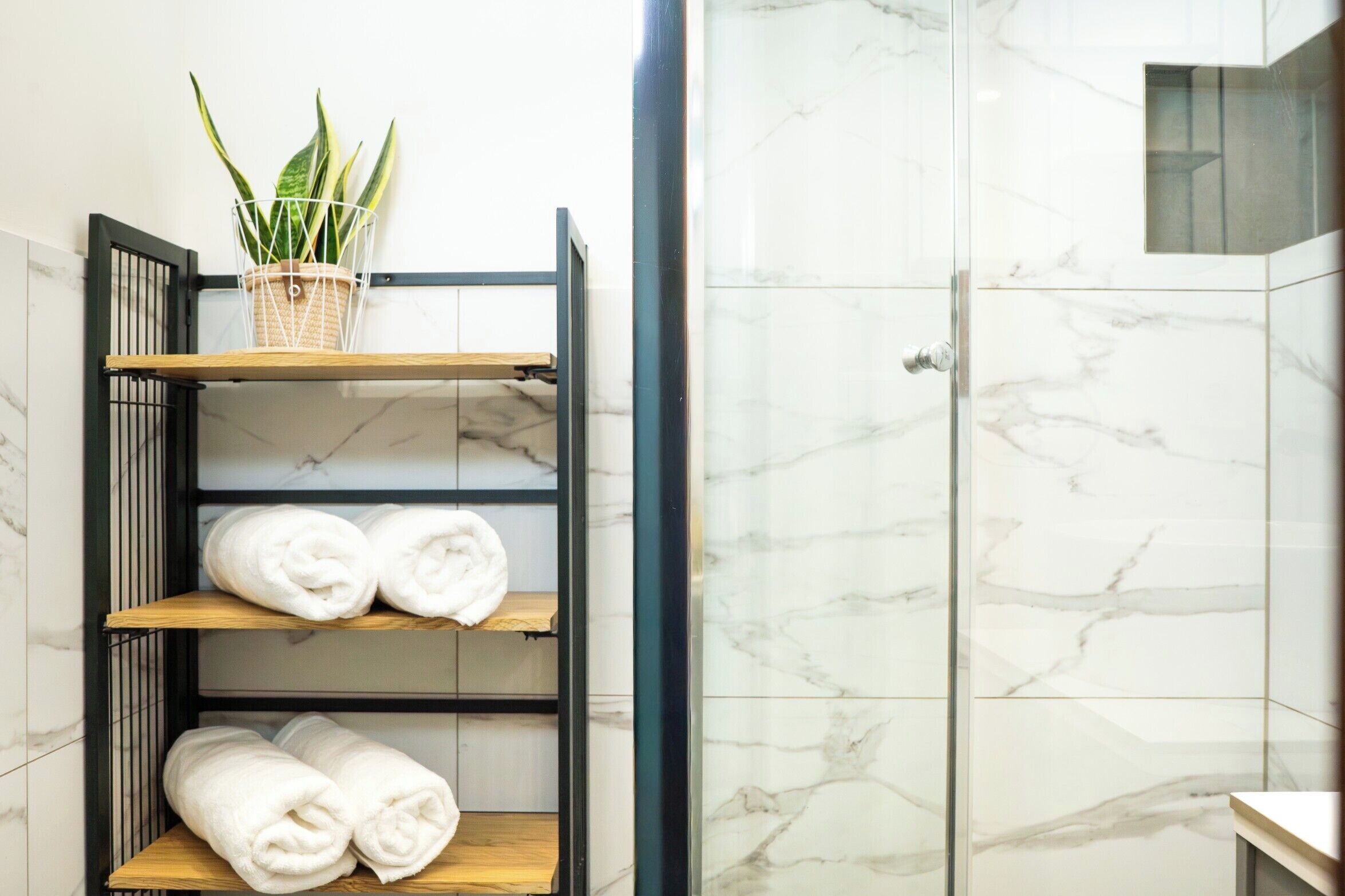 Dusche, Haartrockner, Handtücher, Toilettenpapier