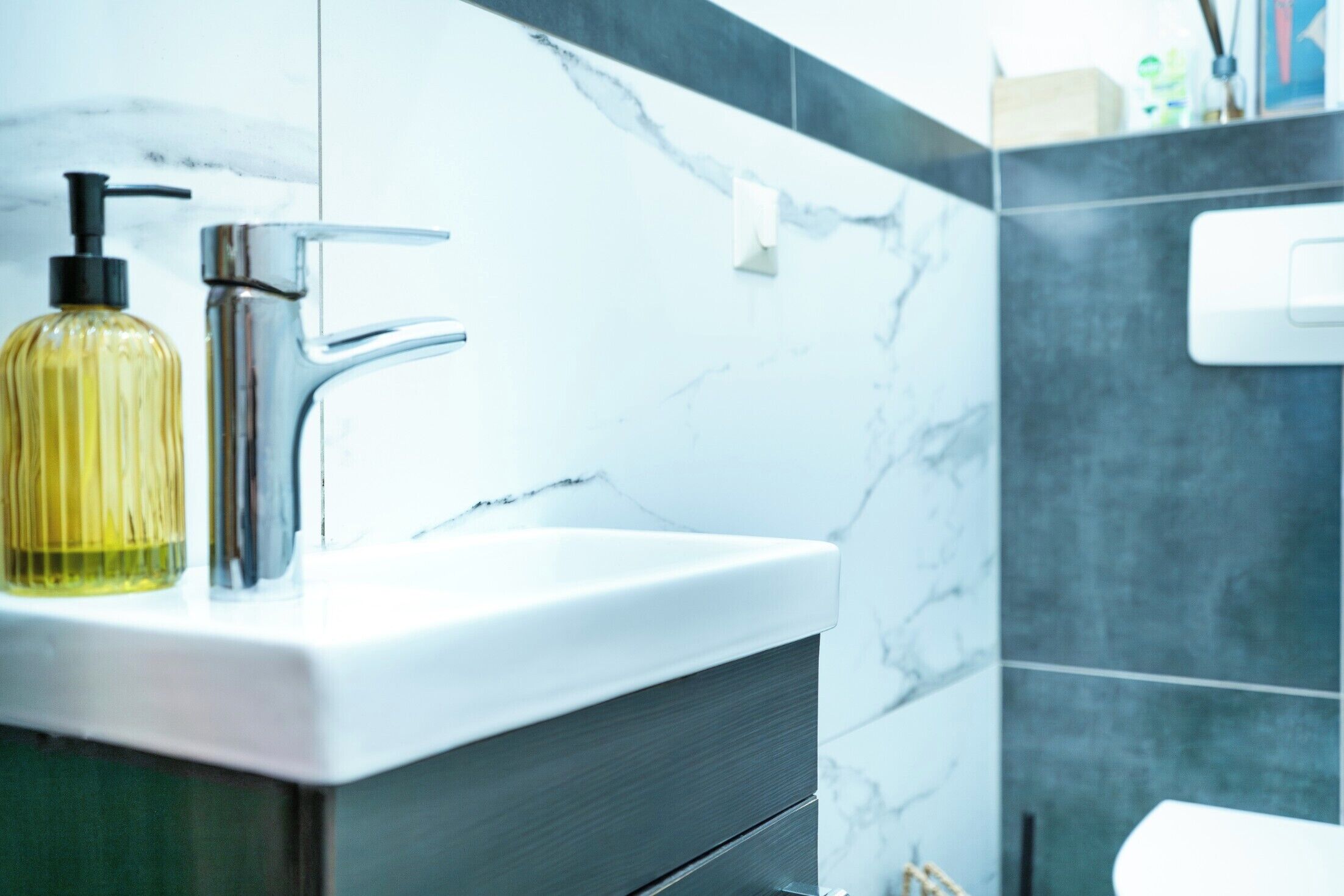 Dusche, Haartrockner, Handtücher, Toilettenpapier