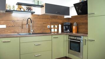 Frigorífico, horno, placa de cocina y lavavajillas