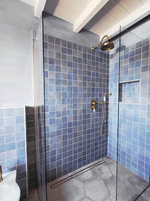 Comfort Double Room, Hill View | Bathroom | Shower, hair dryer, towels, soap - Villa Gioia (Monterosso al mare)