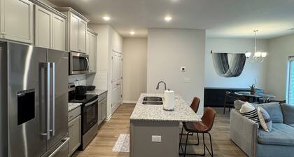 Executive 3BR Townhome, Sleeps 6, Near I-20