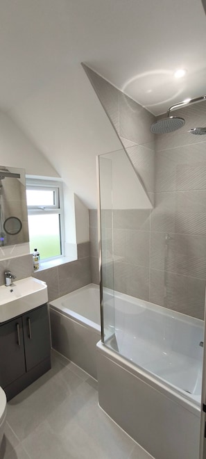 A modern bathroom with a shower, a sink, and a window. - Room-large Ensuite Double Room in Beauti (Chelmsford)