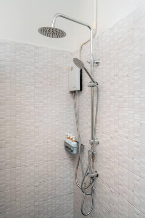 Bathroom - Wander at Bayside 19 | Upstairs Sea-View King Room (sleeps up to 4) (Hua Hin)
