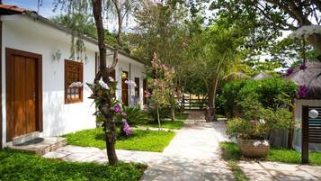 Luxury Double Room, Garden View | Property grounds