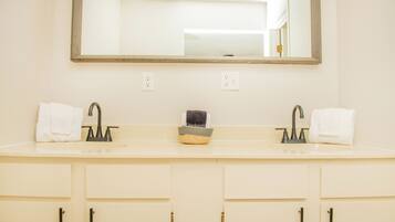 Double Room, 2 Queen Beds | Bathroom
