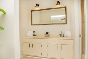 Bañera con ducha, artículos de tocador gratuitos, secador de pelo