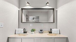 Habitación doble, 2 camas de matrimonio | Baño | Ducha y bañera combinadas y artículos de higiene personal gratuitos