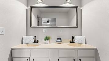 Double Room, 2 Queen Beds | Bathroom | Combined shower/bathtub, free toiletries, hair dryer, towels