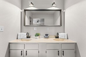Double Room, 2 Queen Beds | Bathroom