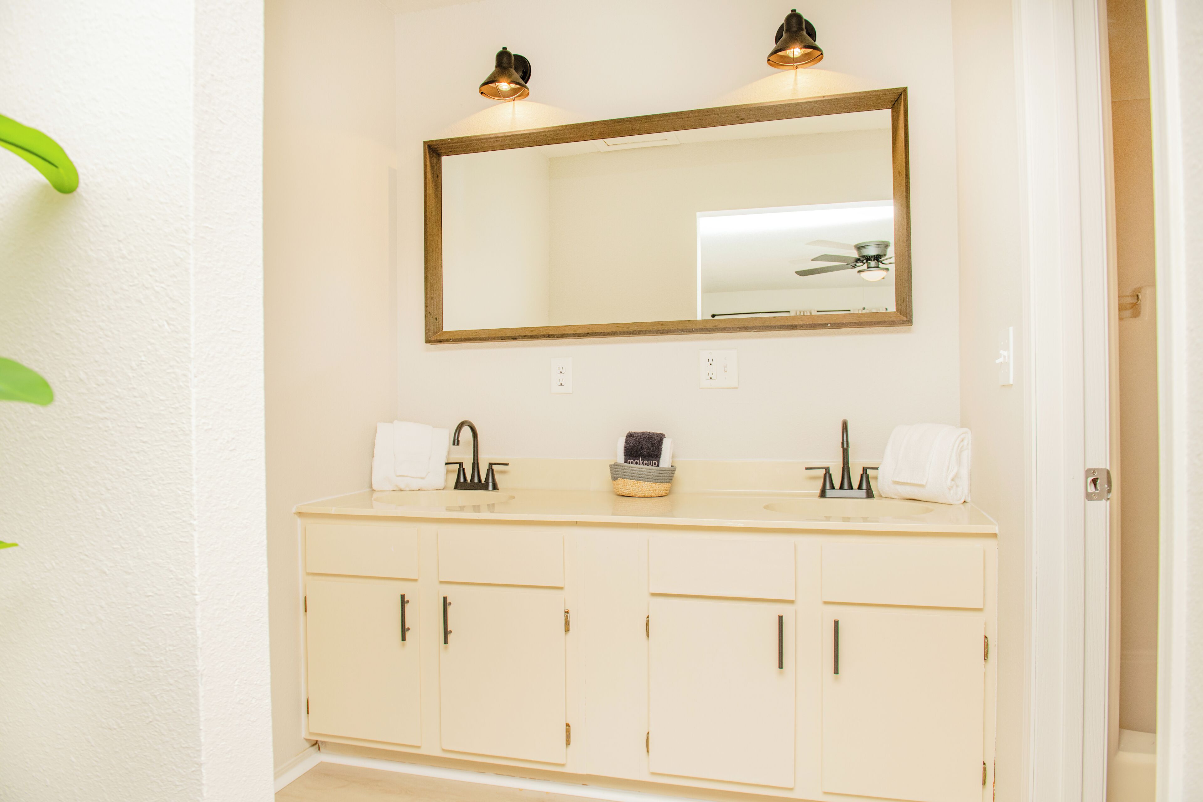 Double Room, 2 Queen Beds | Bathroom
