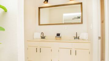 Double Room, 2 Queen Beds | Bathroom