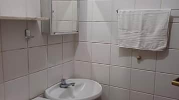 Doppelzimmer, Gartenblick | Badezimmer