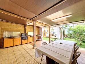 Outdoor dining - Joli Cœur - Jacuzzi - Terrasse - Jardin (Saint-Louis)