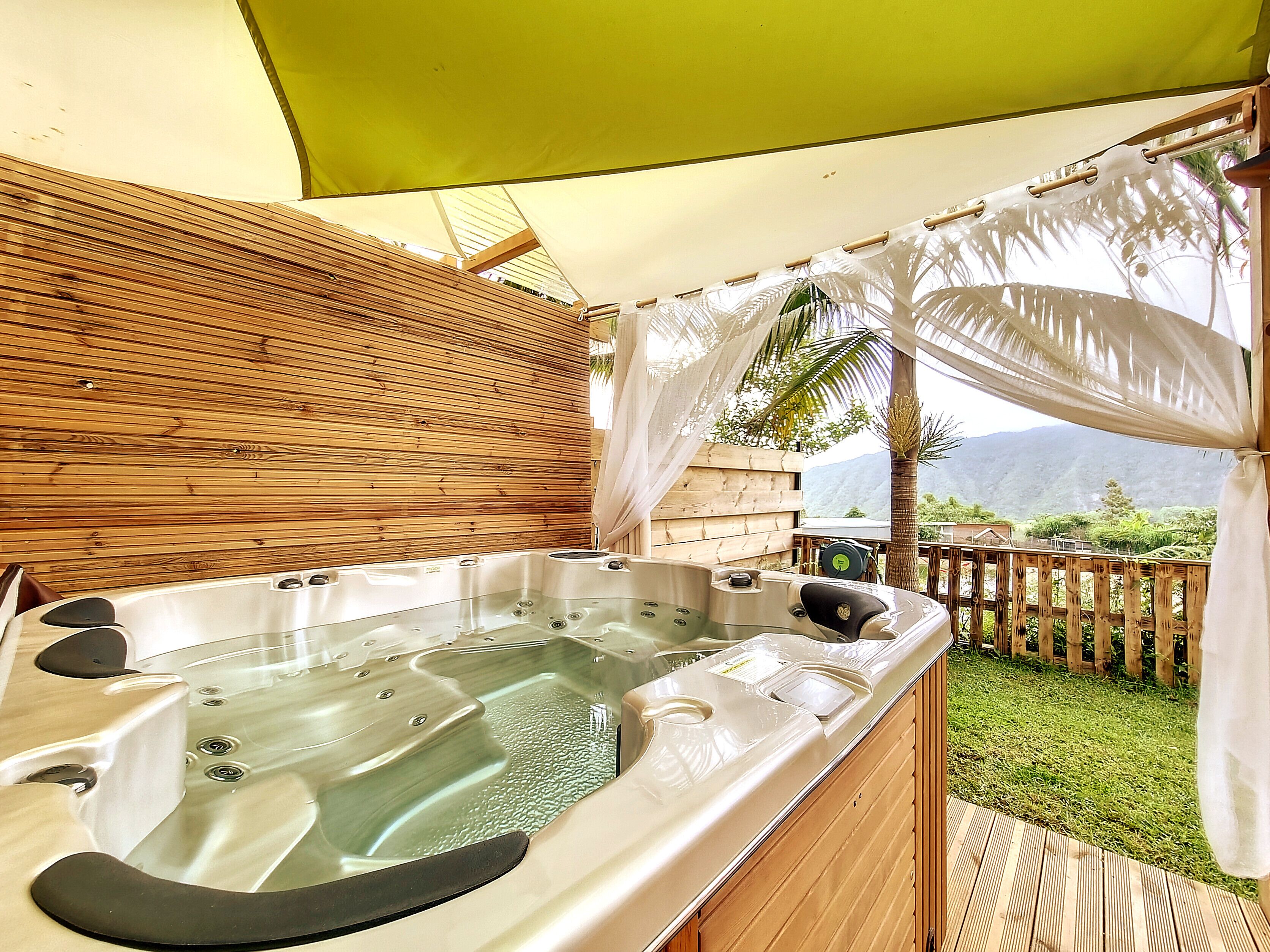 Bain à remous extérieur
