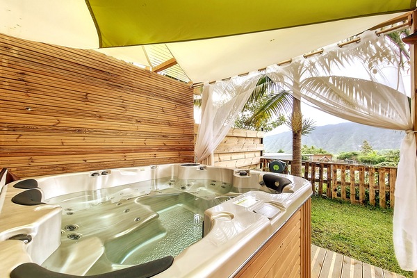 Bain à remous extérieur