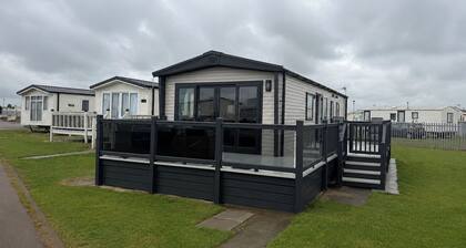 3 Bed - Sleeps 8 - Family & Pet Friendly
