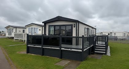 3 Bed - Sleeps 8 - Family & Pet Friendly