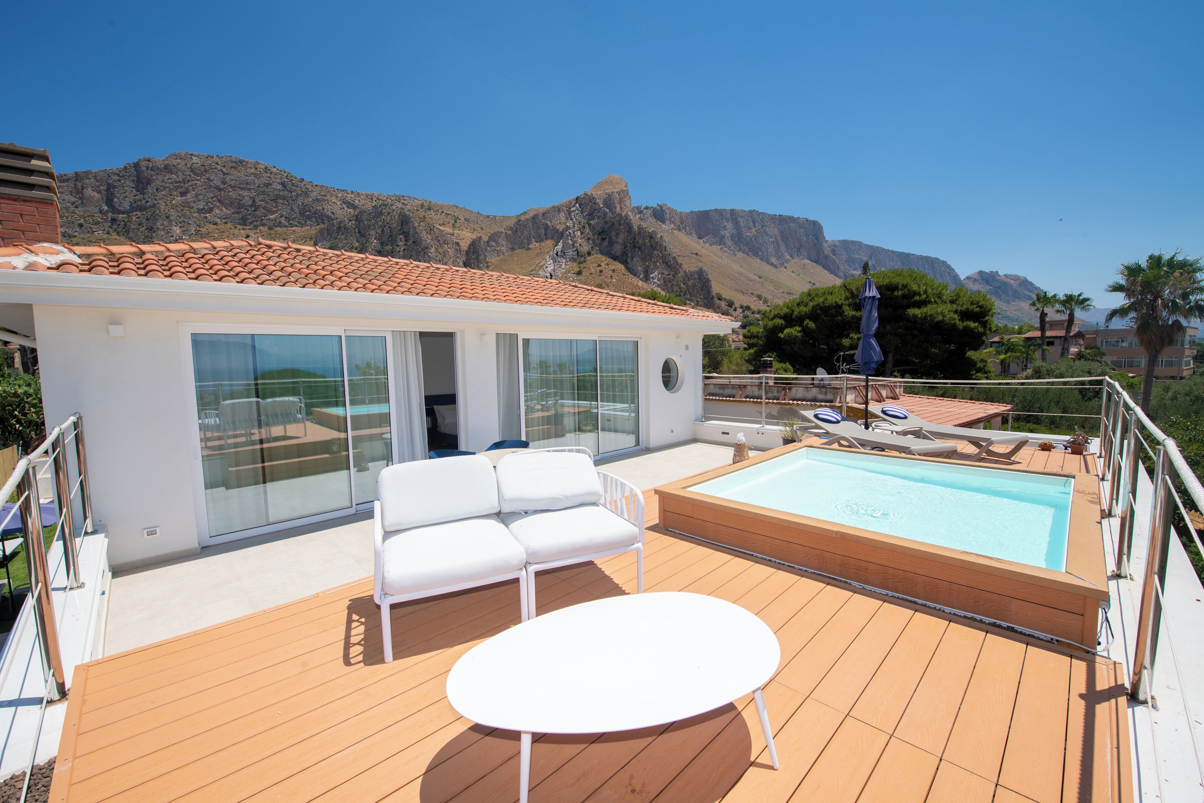 Habitación cuádruple de lujo, patio, vista al mar | Terraza o patio