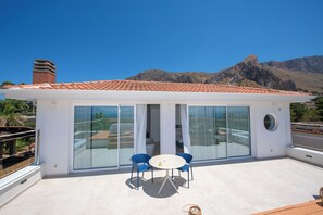 Habitació quàdruple Deluxe, pati, vistes al mar | Servei de restauració a l'aire lliure