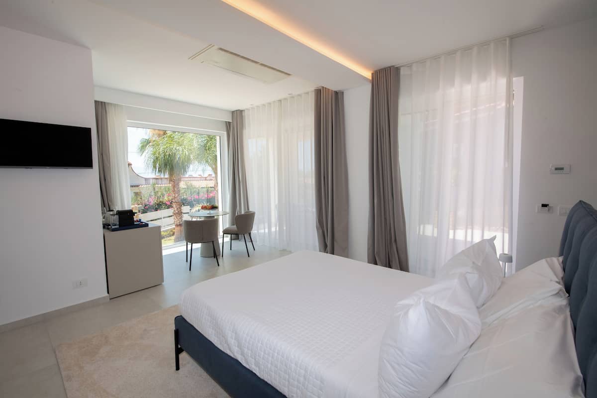 Familien-Dreibettzimmer, Poolblick | Kostenloses WLAN