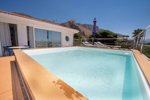 Habitación cuádruple de lujo, patio, vistas al mar | Piscina | 12 piscinas al aire libre
