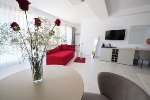 Deluxe Quadruple Room, Balcony, Sea View | Living area