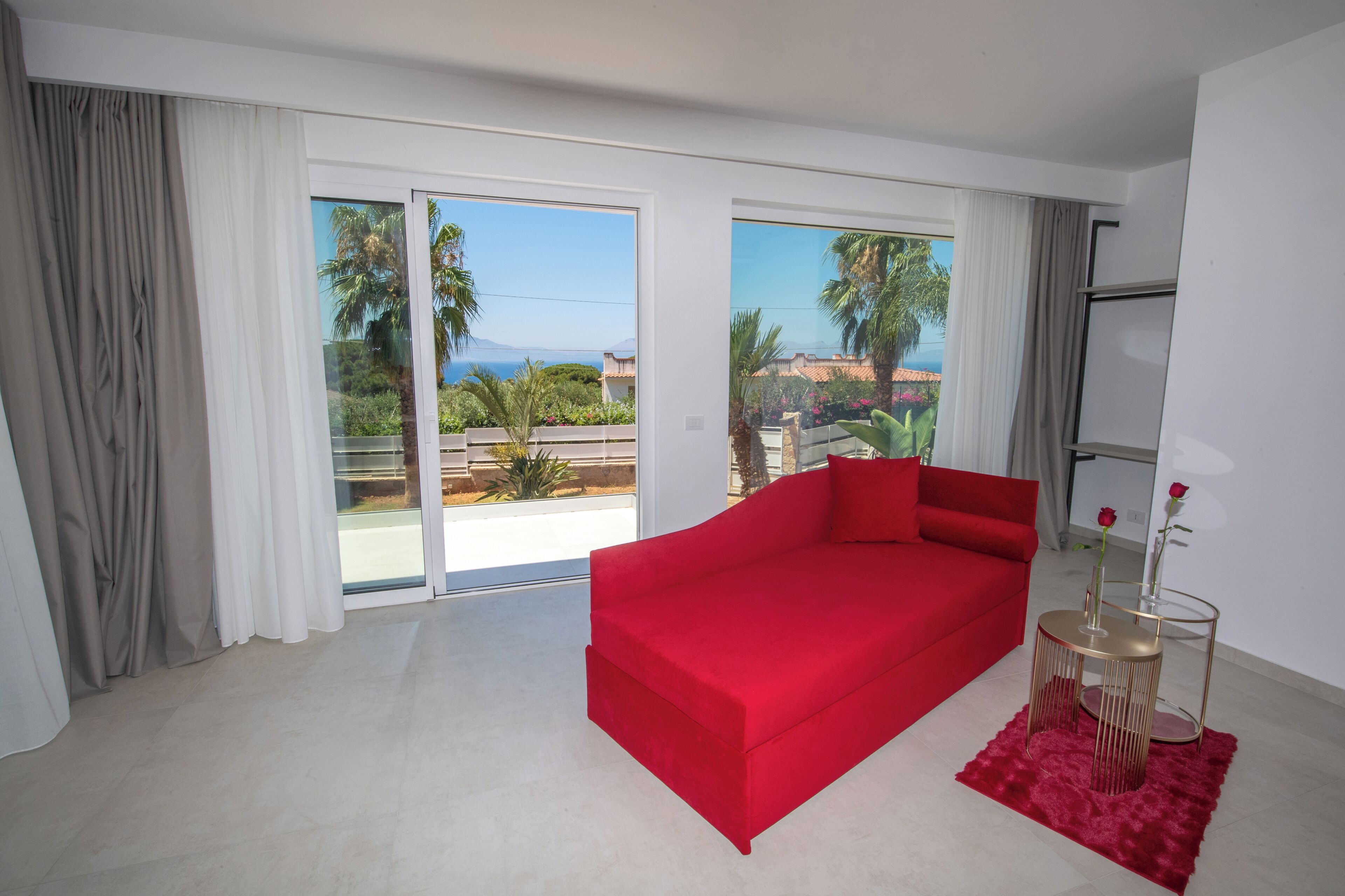 Habitación cuádruple Deluxe, balcón, vista al mar | Área de sala de estar