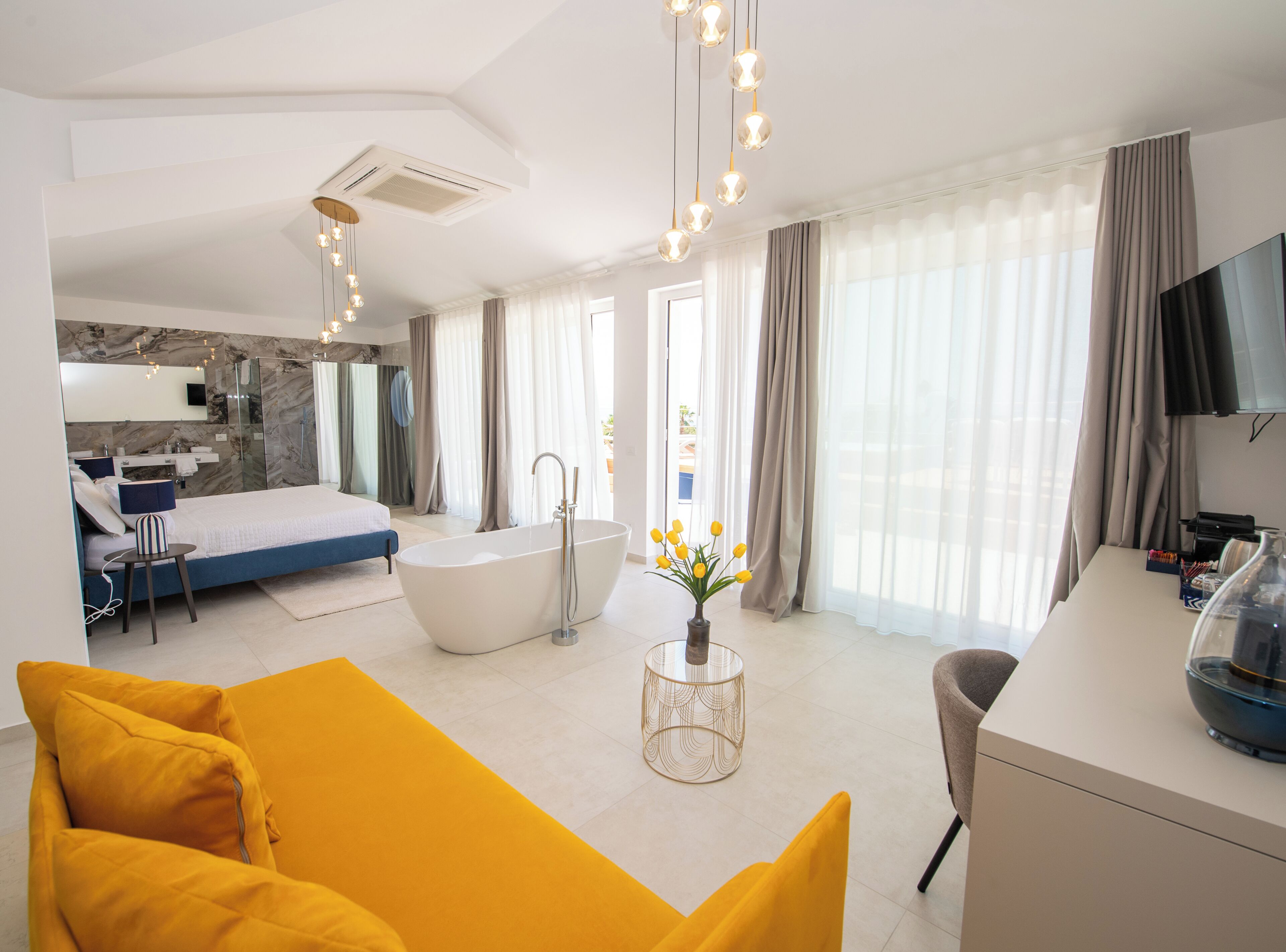 Habitació quàdruple Deluxe, pati, vistes al mar | Wifi gratuïta 