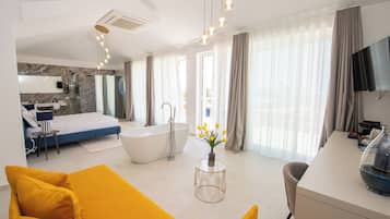 Kamar Quadruple Mewah, patio, pemandangan laut | Wi-Fi gratis