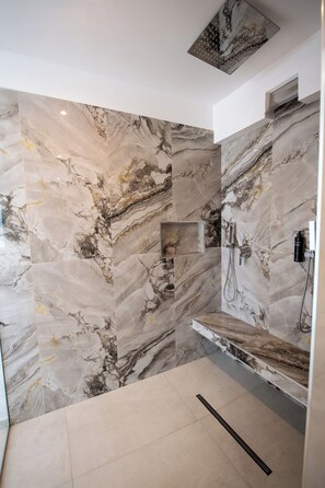 Habitació quàdruple de luxe, pati, vistes al mar | Bany