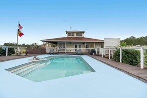 A swimming pool with a house in the background. - Cozy retreat w/ pool & backyard (Clermont)